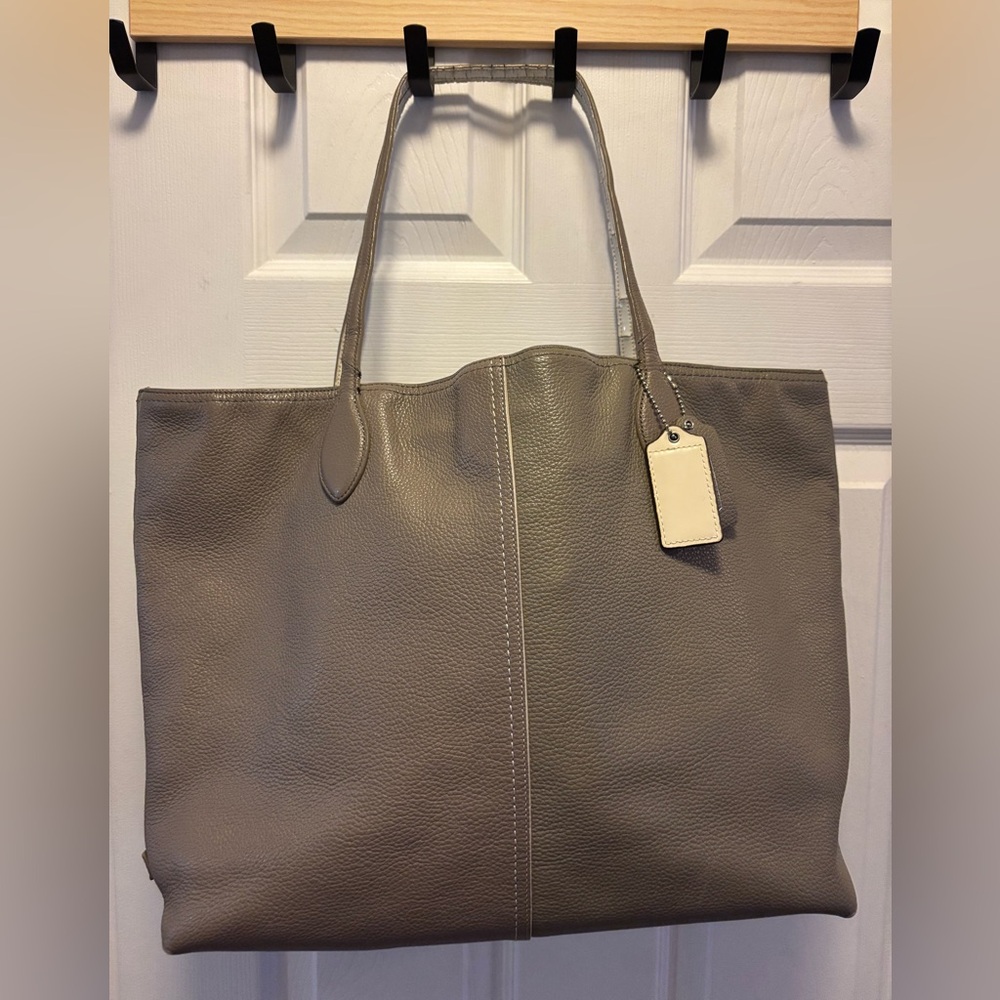 Coach L137-29429 XL Grey Pebbled Leather/Ivory Patent Trim Shopper Tote GUC